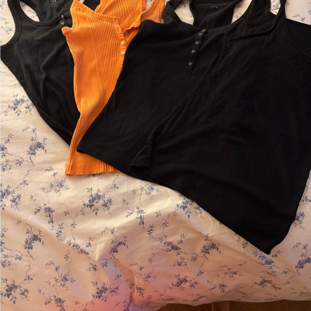 GAP New day Arie ribbed tank bundle measurements and brand are in photos